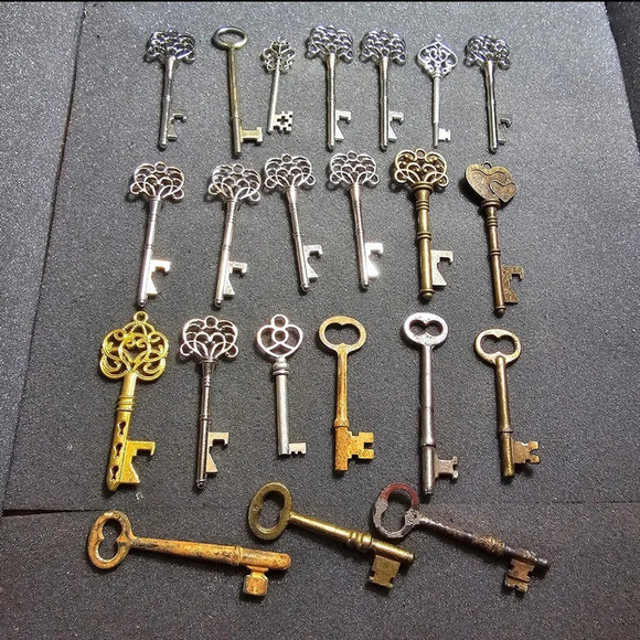 Large Lot Of 22 Metalic Ornate Skeleton Keys Modern Reproductions For Crafts - Picture 1 of 7
